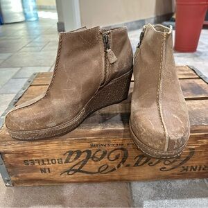OLUKAI HUMU BROWN DISTRESSED LEATHER WEDGE ANKLE BOOTS SHOES WOMEN’S 8.5 NWOT